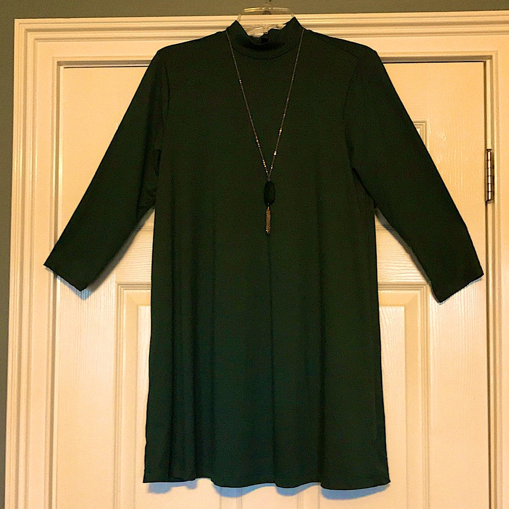 Girls preteen dress, Size M.  Comes with matching necklace.  Dark Green.